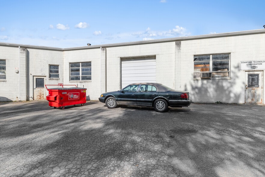 More Photos Of 55 Poplar St, Stamford Light Distribution For Sale