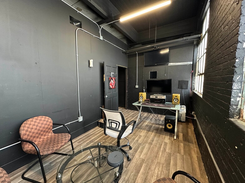More Photos Of 2600-2604 W Fond Du Lac Ave, Milwaukee Manufacturing For Sale