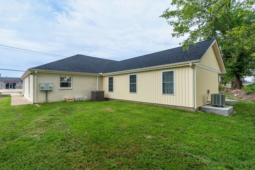 More Photos Of 709 N Carbon St, Marion Flex For Sale