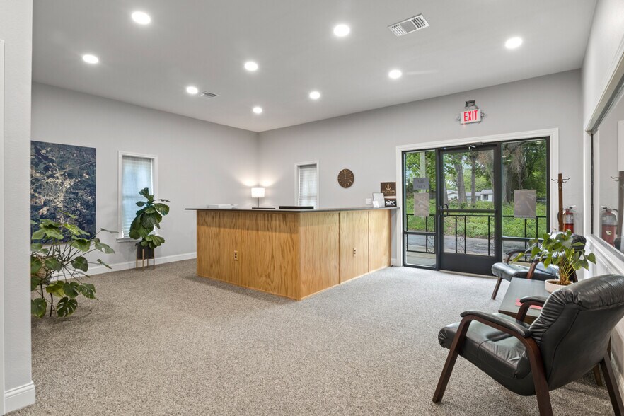 More Photos Of 107 E 11th St, Mount Pleasant Office For Sale