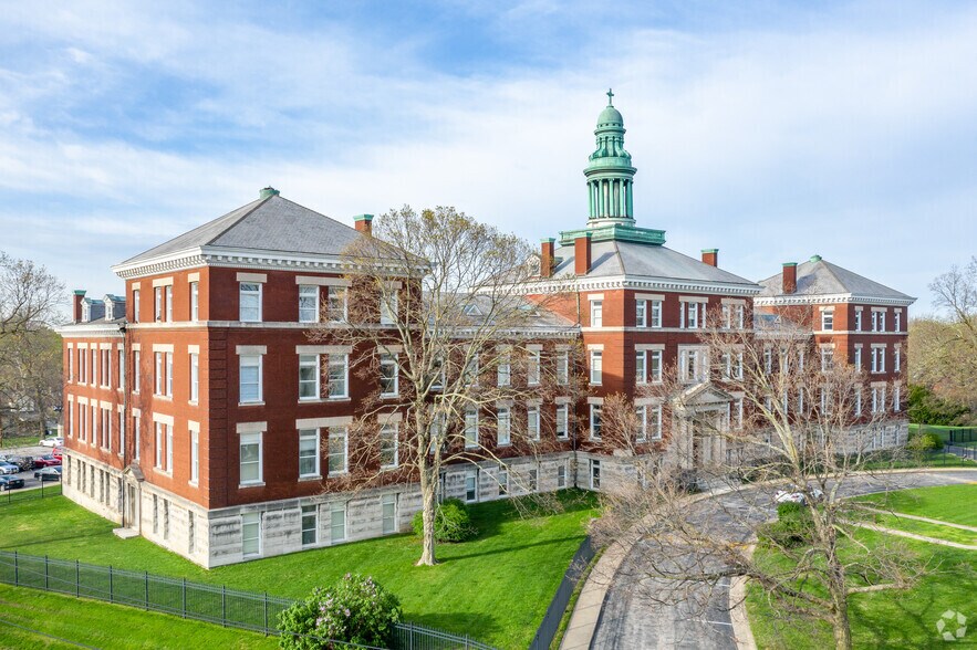 More Photos Of 1111 W 39th St, Kansas City Office For Lease