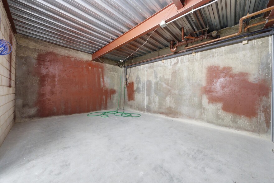 More Photos Of 2201 W Howard St, Chicago Restaurant For Lease