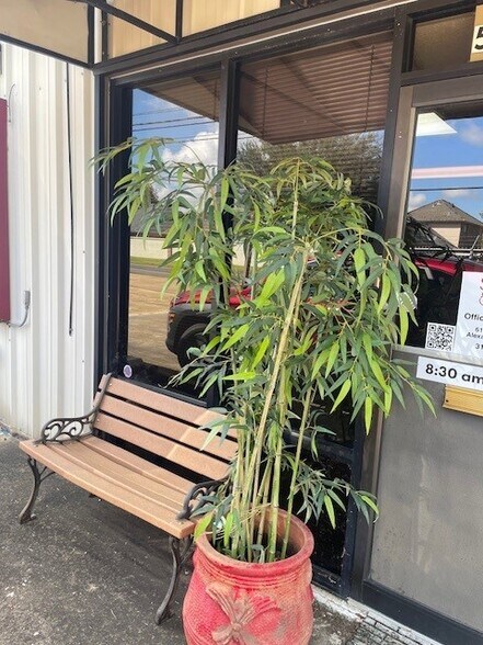 More Photos Of 502 Twin Bridges Rd, Alexandria Self Storage For Lease