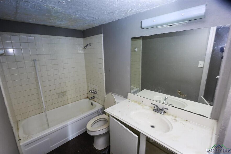 More Photos Of 222 W Gilmer St, Big Sandy Apartments For Sale