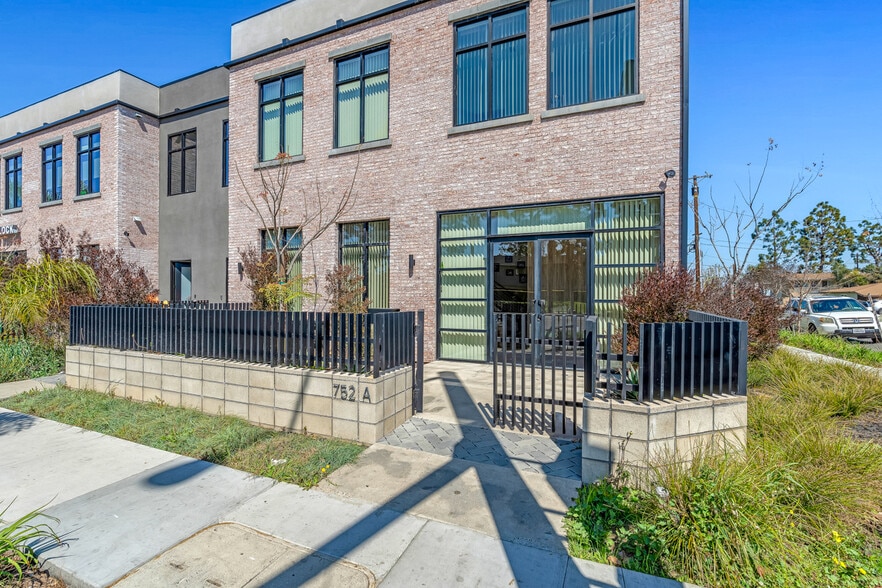 More Photos Of 752 W 19th St, Costa Mesa Loft Creative Space For Sale