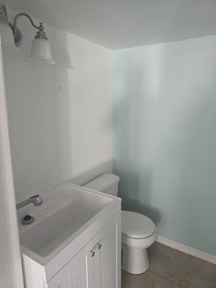 More Photos Of 711 S 3rd St, Jacksonville Beach Storefront Retail Office For Lease