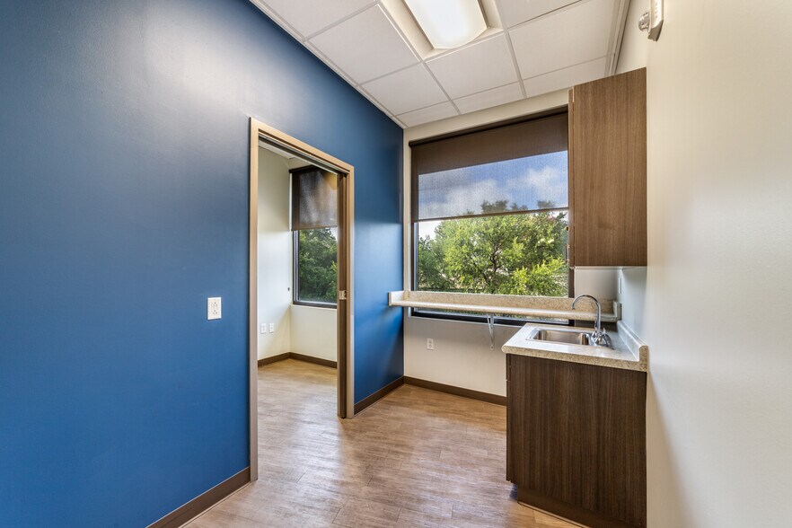 More Photos Of 250 E Basse Rd, San Antonio Medical For Lease