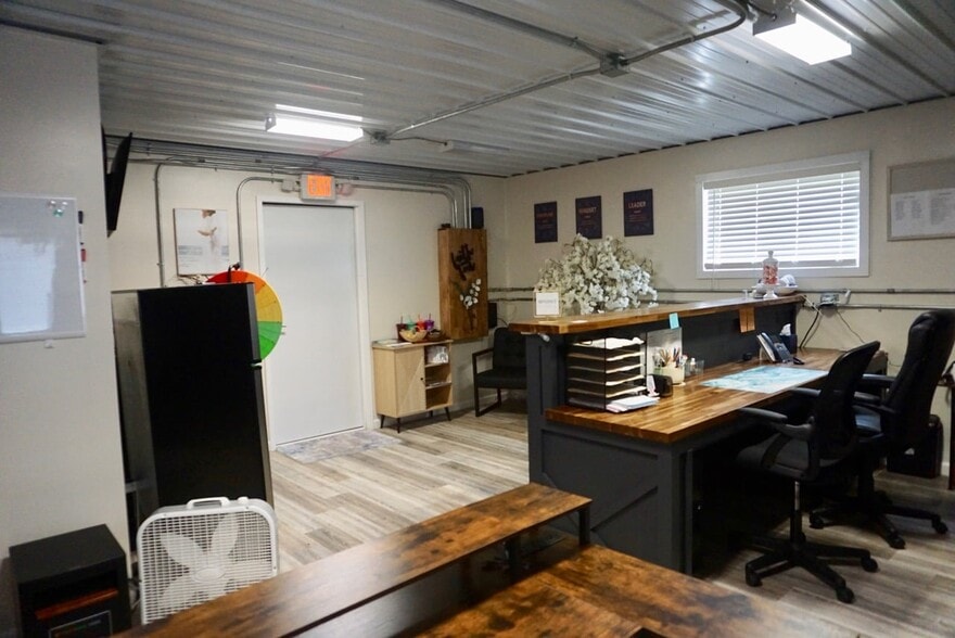 More Photos Of 301 W Emmitt Ave, Waverly Storefront For Sale