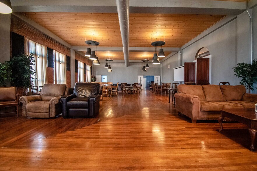 More Photos Of 322 E Don Tyler Ave, Dewey Storefront For Sale