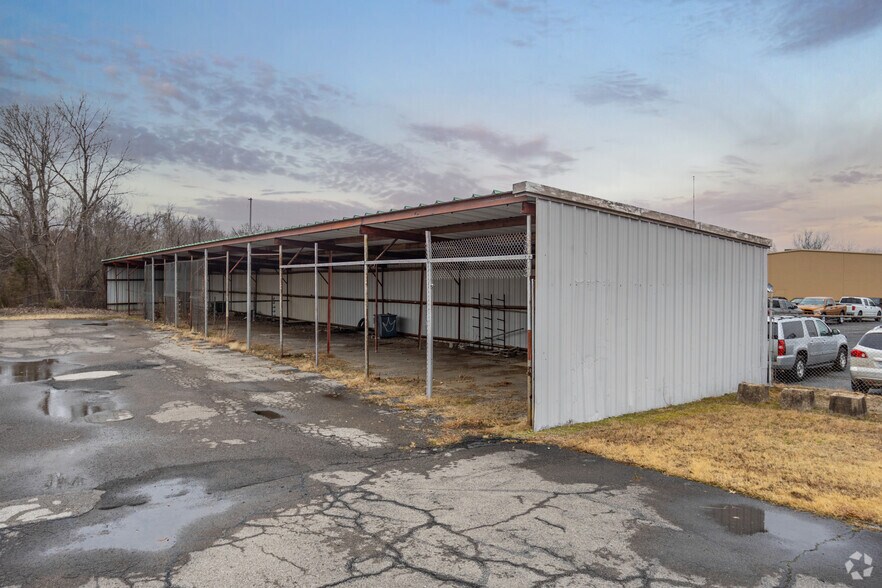 More Photos Of 1401-1409 W Shawnee, Muskogee Manufacturing For Sale