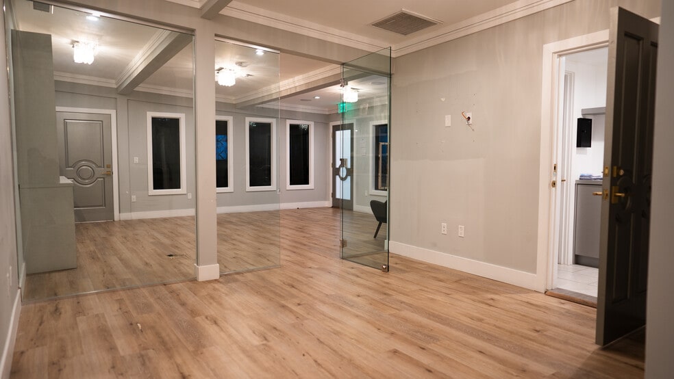 More Photos Of 16610 Ventura Blvd, Encino Storefront For Lease