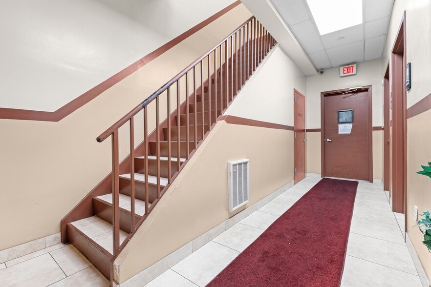 Primary Photo Of 57 Lake St, White Plains Auto Dealership For Lease