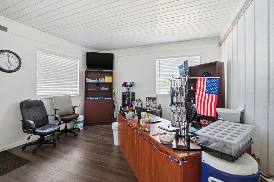 More Photos Of 16331 Cortez Blvd, Brooksville Self Storage For Sale