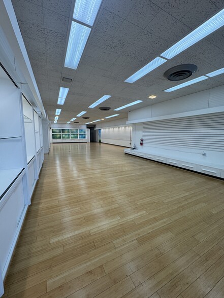 More Photos Of 410 S Spring St, Burlington Storefront Retail Office For Lease