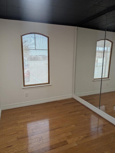More Photos Of 429 N State Highway 342, Red Oak Office For Sale