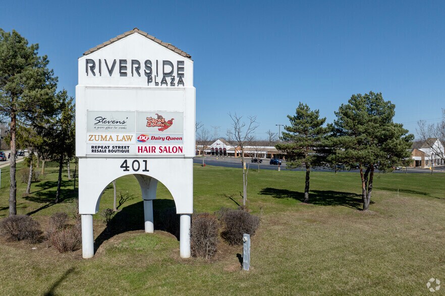 More Photos Of 401 N Riverside Dr, Gurnee Storefront For Lease