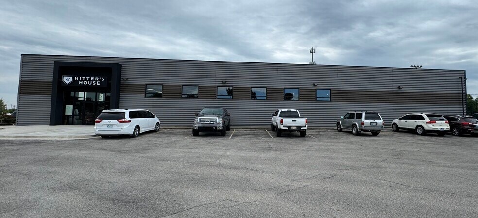 More Photos Of 714-738 W Main St, Jenks Unknown For Lease