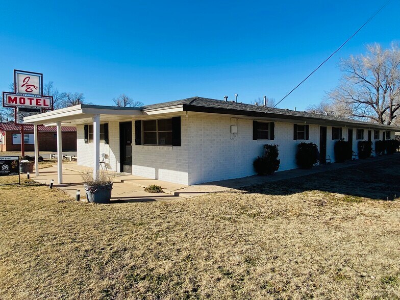 More Photos Of 215 SW 6th St, Mooreland Hotel For Sale