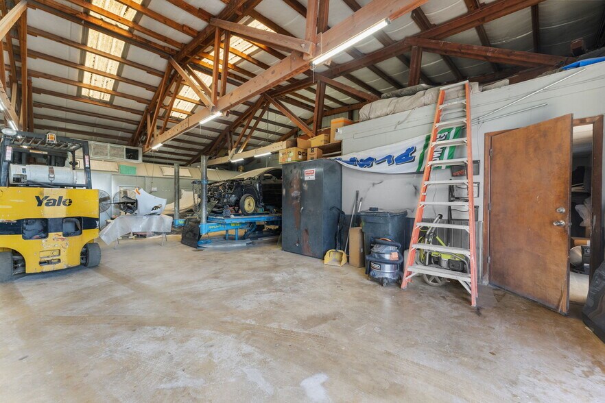 More Photos Of 109 N Falkenburg Rd, Tampa Manufacturing For Sale