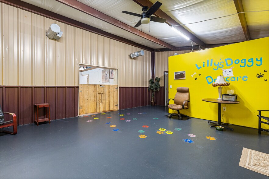 More Photos Of 819 N Main St, Gladewater Flex For Sale