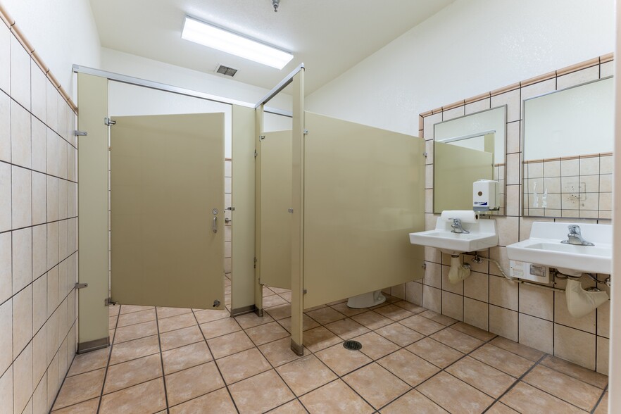 More Photos Of 1759 W Avenue J12, Lancaster Freestanding For Lease