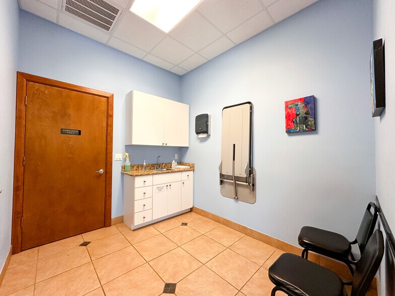 More Photos Of 6580 69th St, Vero Beach Veterinarian Kennel For Sale