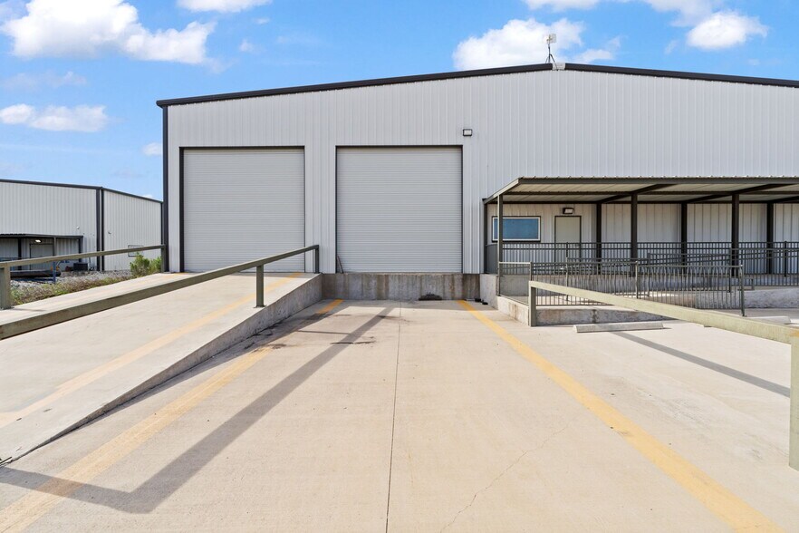 More Photos Of 12955 WRIGHT rd, Buda Warehouse For Lease