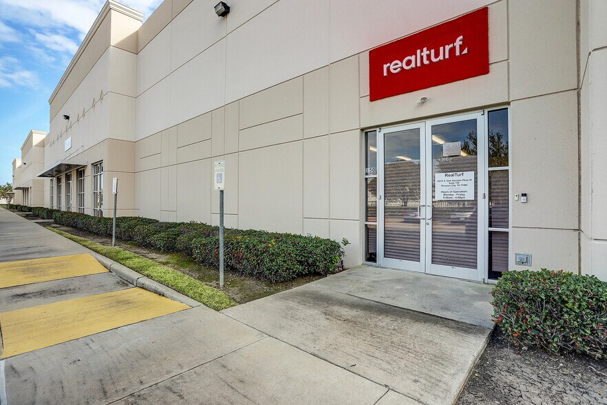 More Photos Of 10215 S Sam Houston Pky W, Houston Warehouse For Lease
