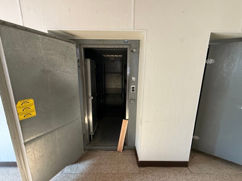 More Photos Of 304 S Obannon St, Raymond Fast Food For Lease