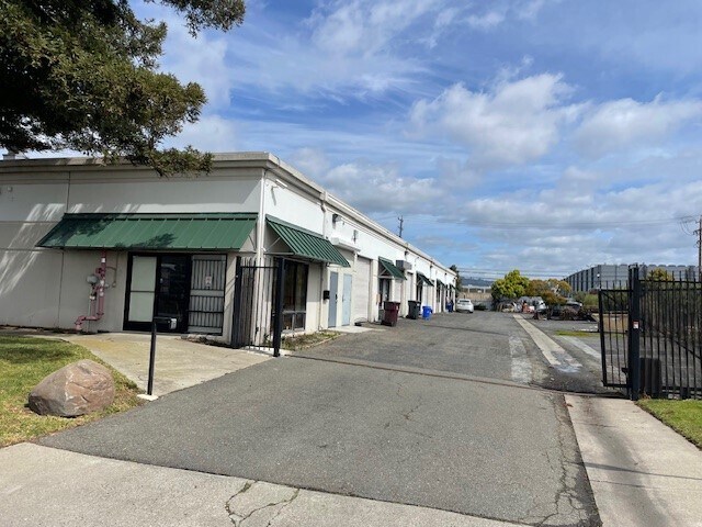 More Photos Of 7900-7994 Capwell Dr, Oakland Light Manufacturing For Lease