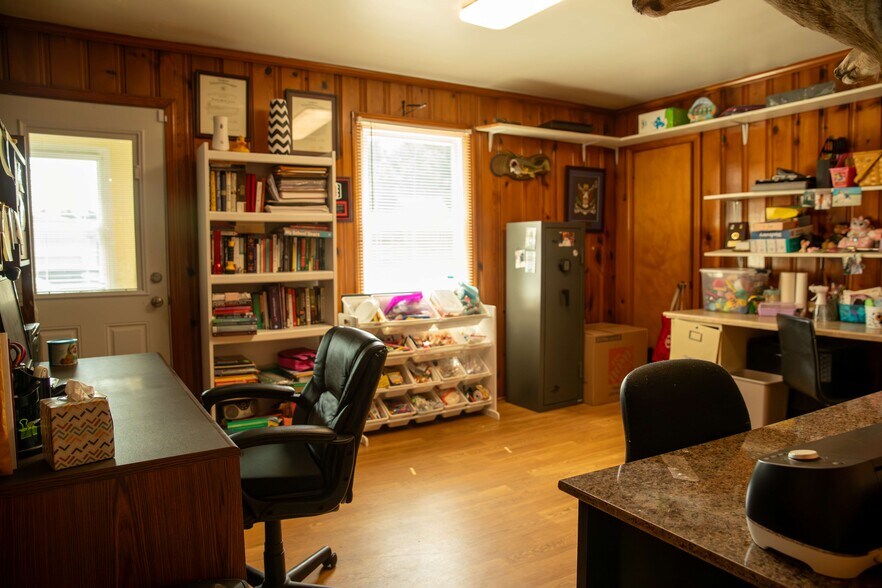 More Photos Of 719 S DuPont Blvd, Milford Flex For Sale