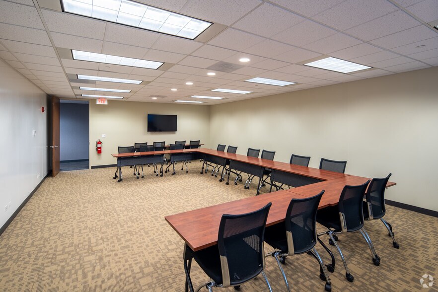 More Photos Of 1101 Perimeter Dr, Schaumburg Office For Lease