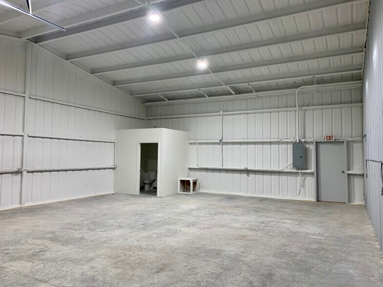More Photos Of 1011 Upper Denton Rd, Weatherford Warehouse For Lease