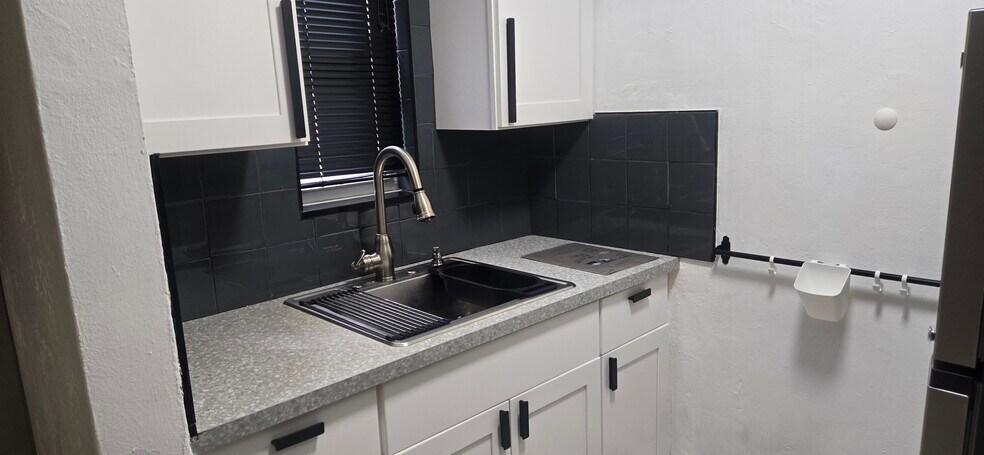 More Photos Of 1933 Dewey St, Hollywood Apartments For Sale