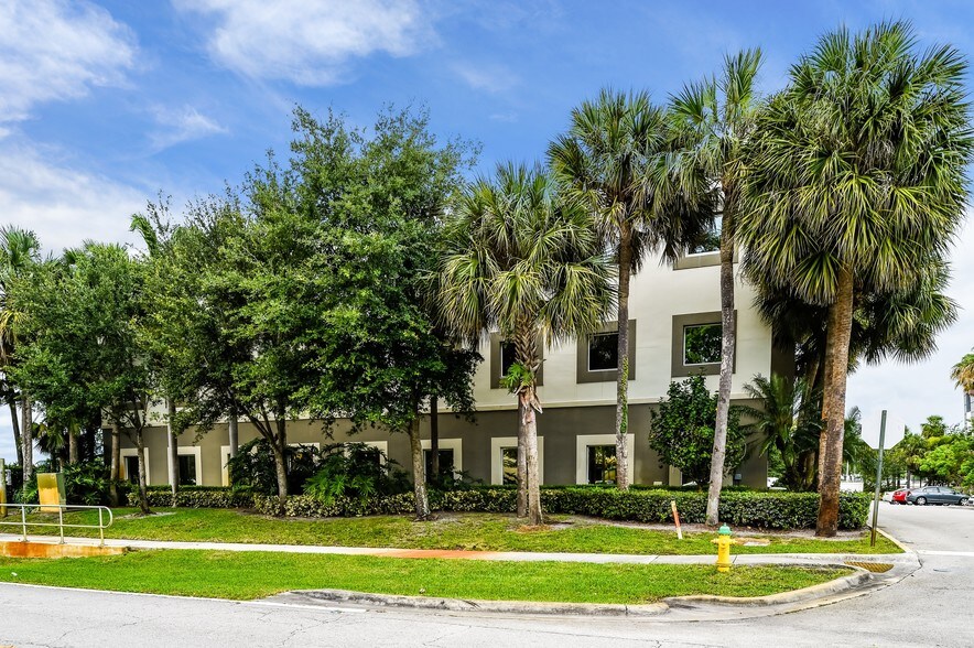 More Photos Of 401 Fairway Dr, Deerfield Beach Loft Creative Space For Lease