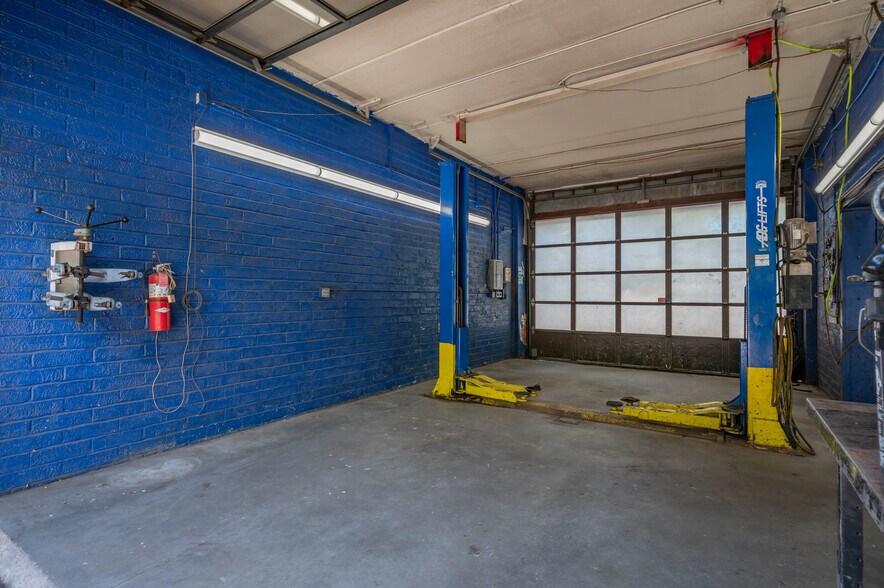 More Photos Of 386 Daniel Webster Hwy, Merrimack Auto Repair For Lease