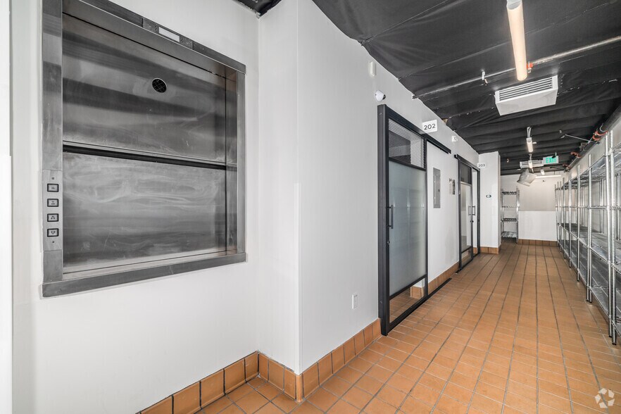 More Photos Of 14435 Victory Blvd, Van Nuys Health Club For Lease