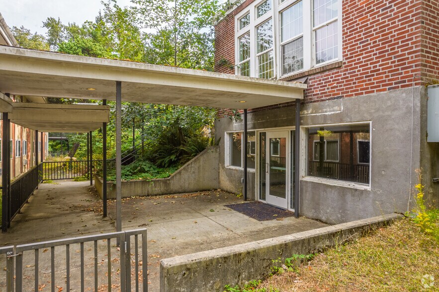 More Photos Of 2640 NW Alexandra Ave, Portland Specialty For Sale