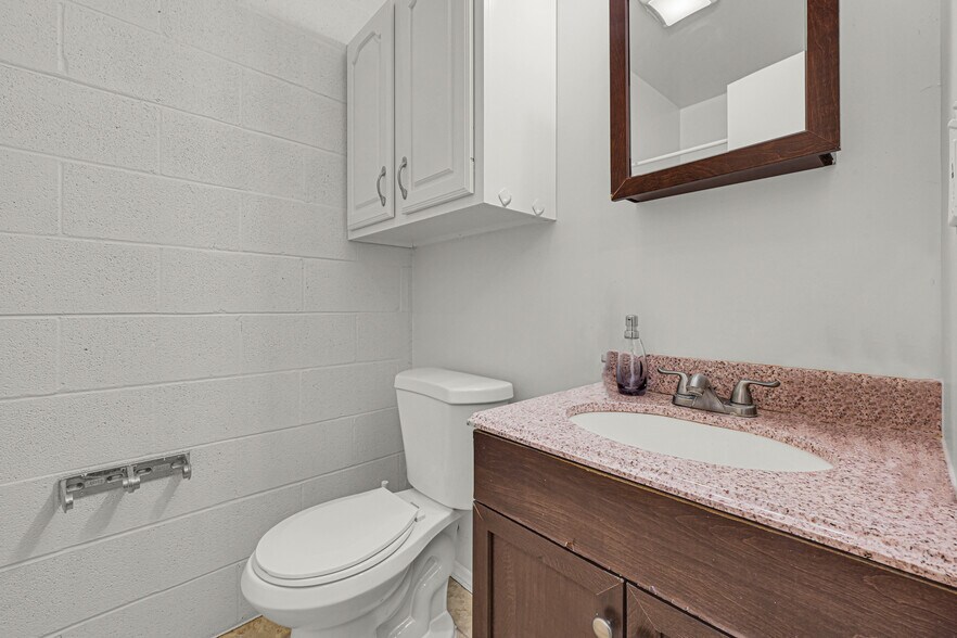 More Photos Of 2000 Cedar Dr, La Marque Freestanding For Sale