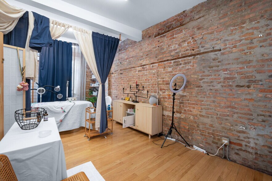 More Photos Of 965 W 18th St, Chicago Apartments For Sale