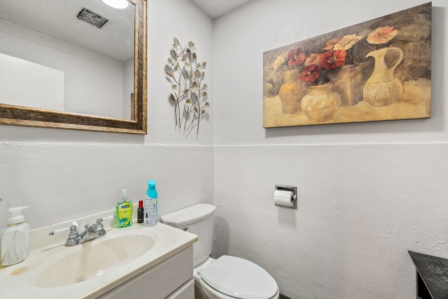 More Photos Of 341 Harris St, Eureka Storefront For Sale