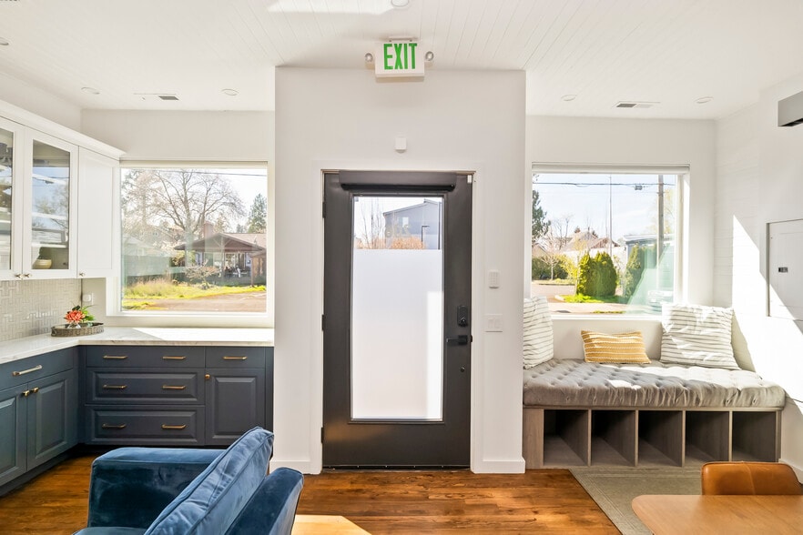 More Photos Of 206 NE 80th Ave, Portland Office For Sale