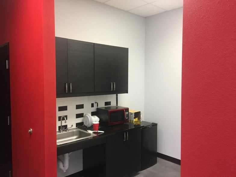 More Photos Of 12713 Beltex Rd, Manor Warehouse For Lease
