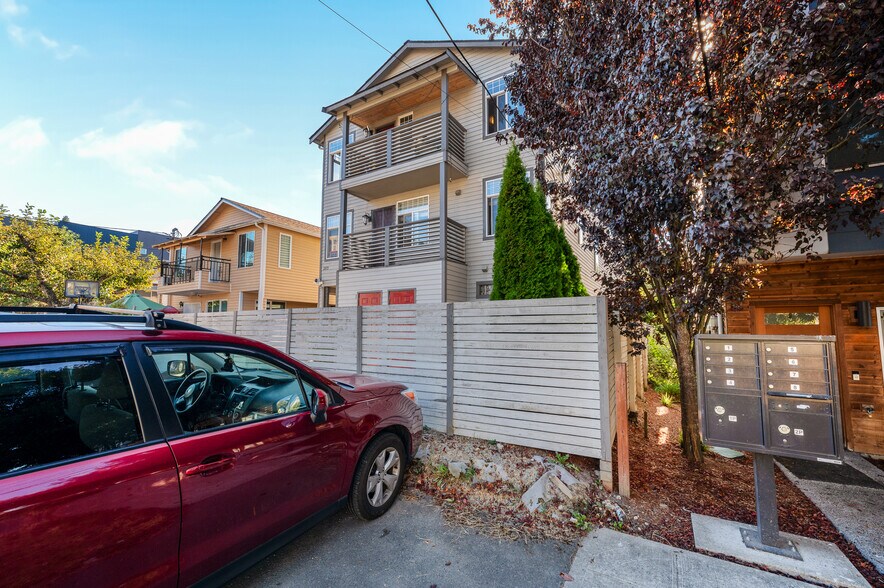 More Photos Of 3315 Claremont Ave S, Seattle Apartments For Sale