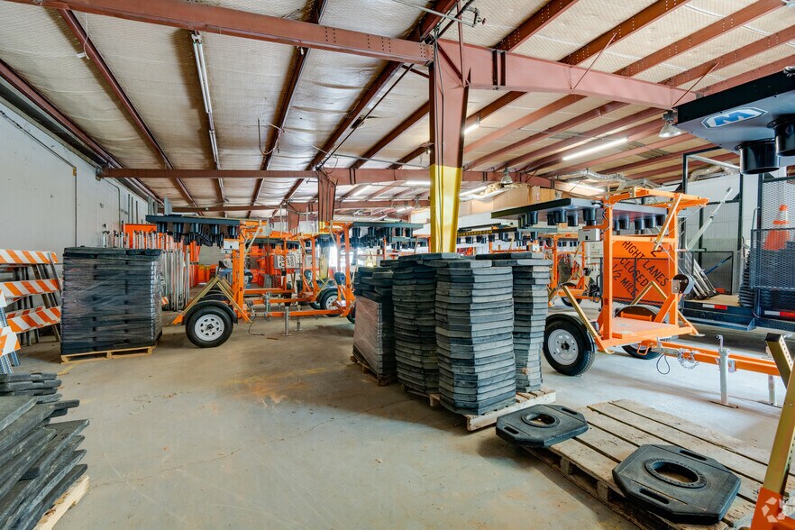 More Photos Of 2333-2337 Delante St, Haltom City Warehouse For Sale