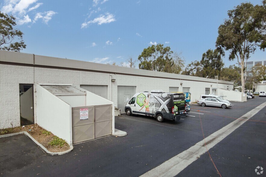 More Photos Of 5800-5860 Hannum Ave, Los Angeles Unknown For Lease