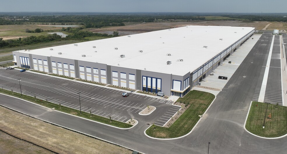 Primary Photo Of Flint Commerce Center, De Soto Distribution For Lease