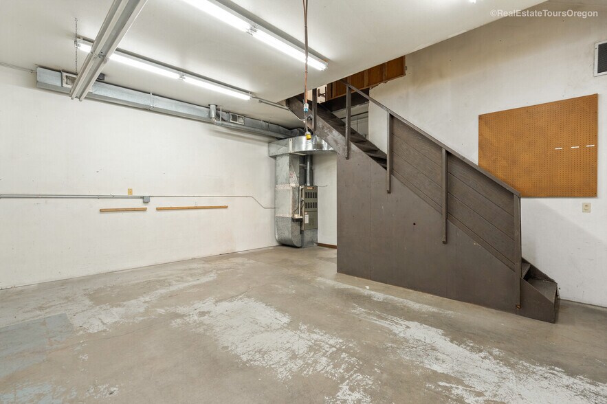 More Photos Of 10791 Oak St NE, Donald Showroom For Sale