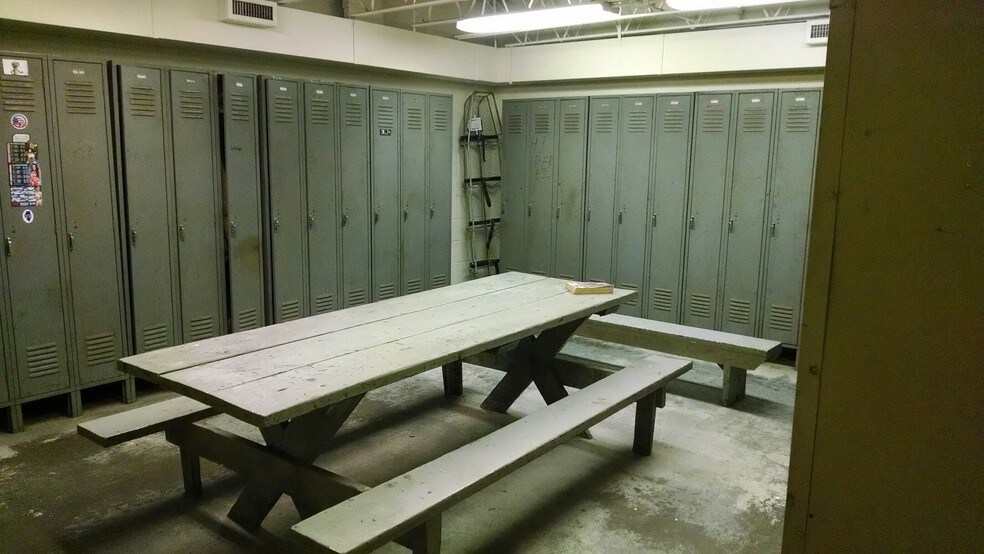 More Photos Of 420 Woodruff Rd, Joliet Warehouse For Lease