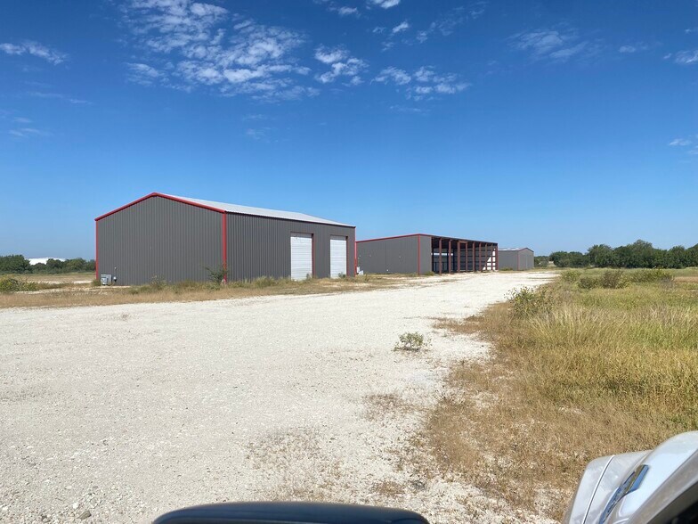 More Photos Of 3248 N. Hwy Frontage Rd., Three Rivers Warehouse For Lease